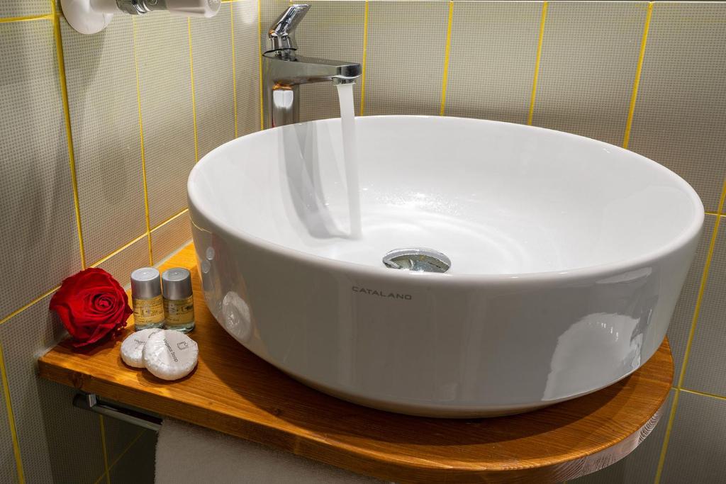 A bathroom at Tula Inn