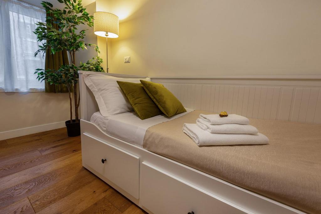 A bed or beds in a room at Tula Inn