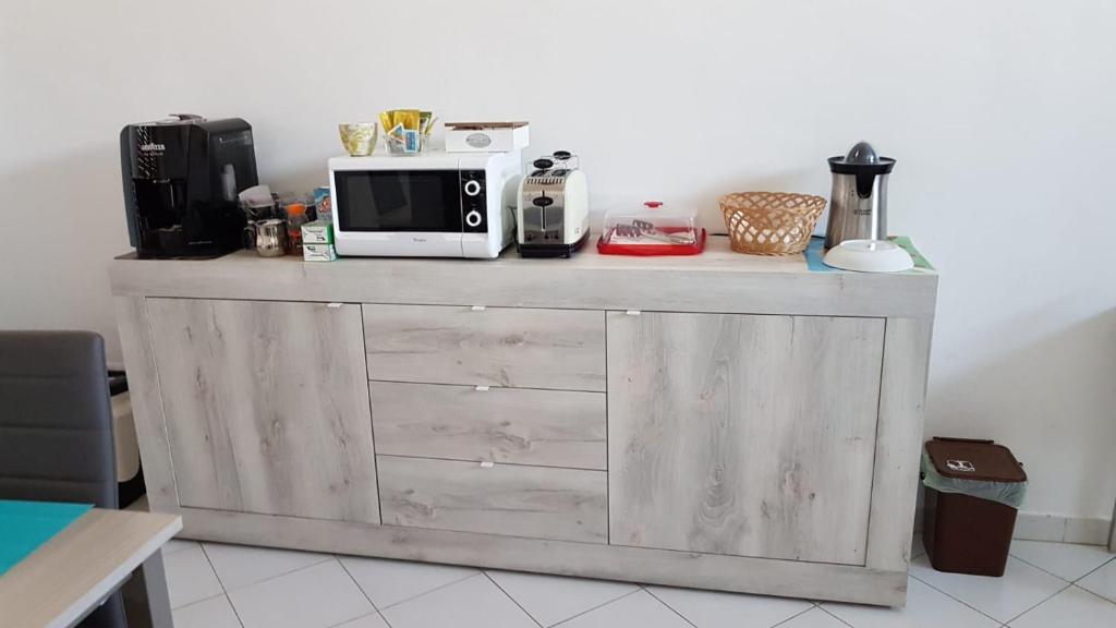 A kitchen or kitchenette at Sandalia B&B