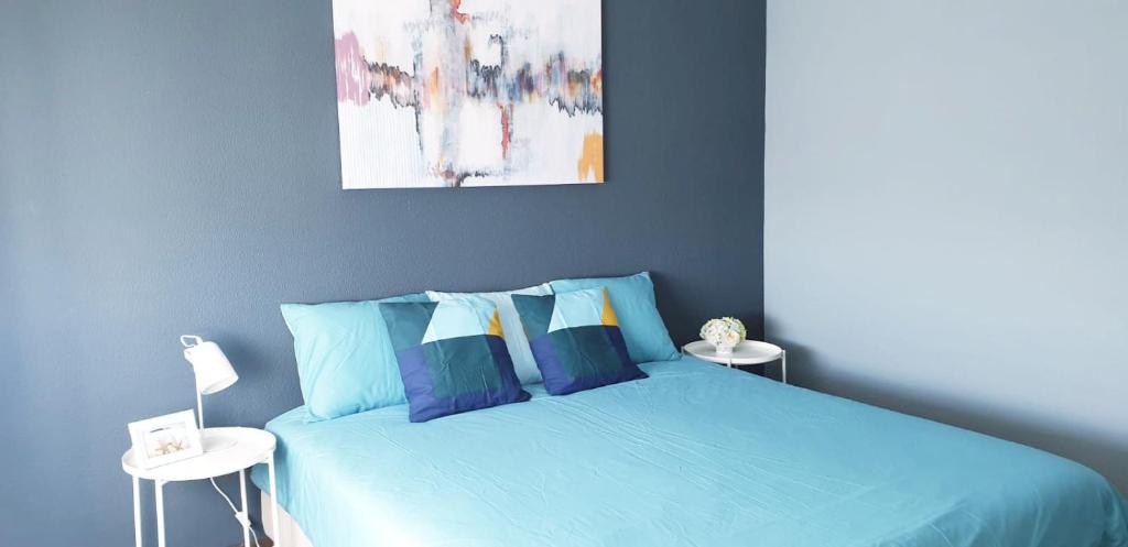 Кровать или кровати в номере Sunny Setúbal Apartments