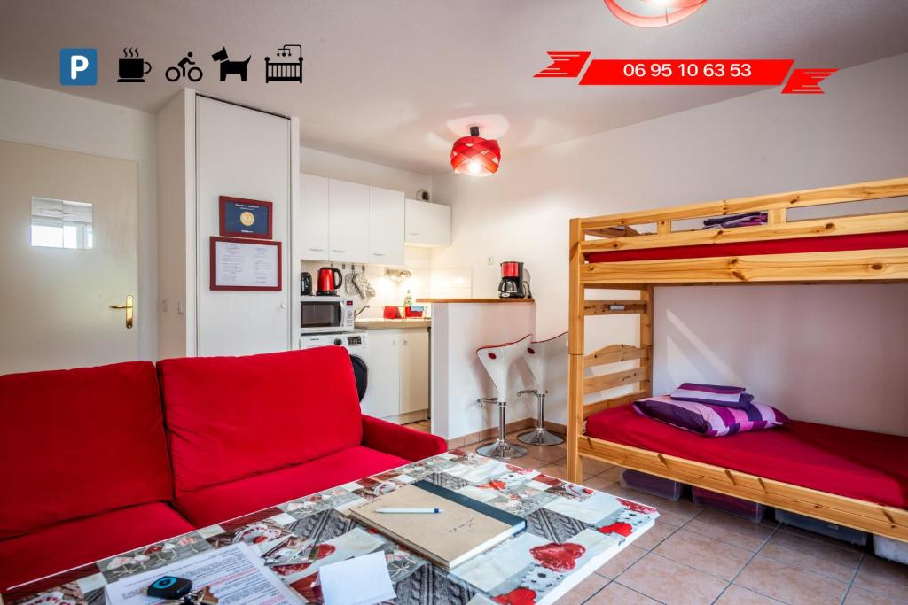 - un salon avec un canapé et des lits superposés dans l'établissement Instant-Léman II, à Thonon-les-Bains