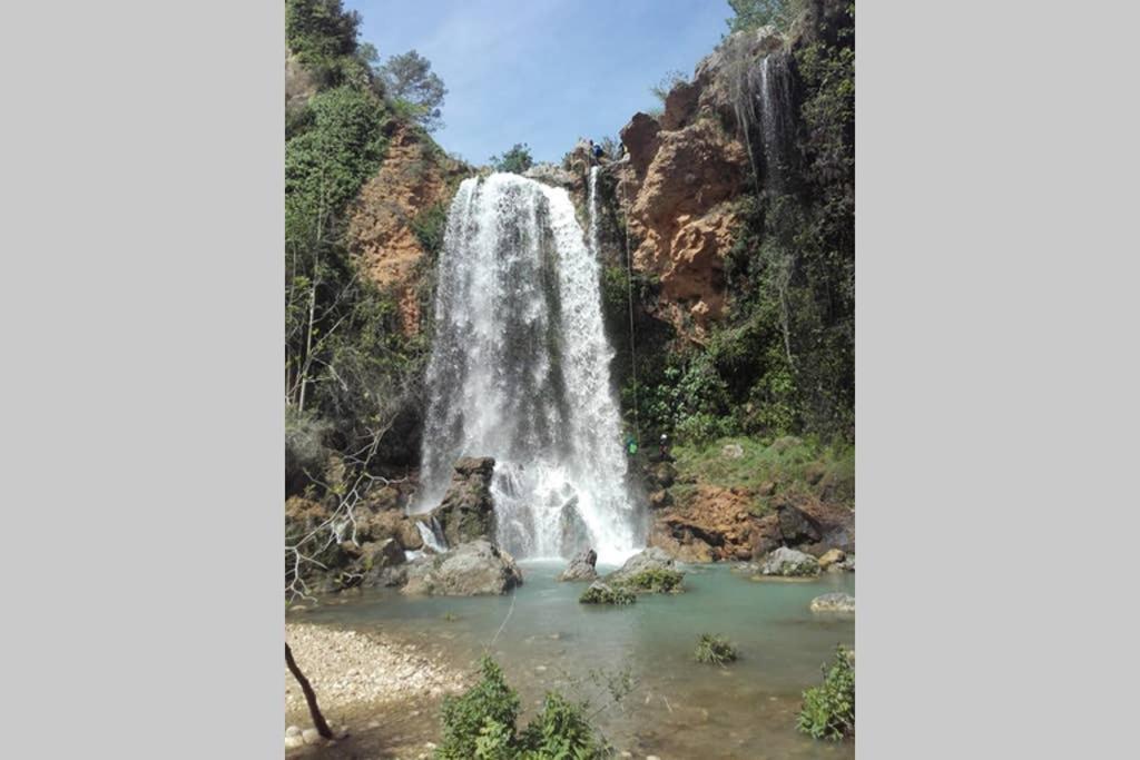 een waterval midden in een bos bij Anna, embrujo de la naturaleza in Anna