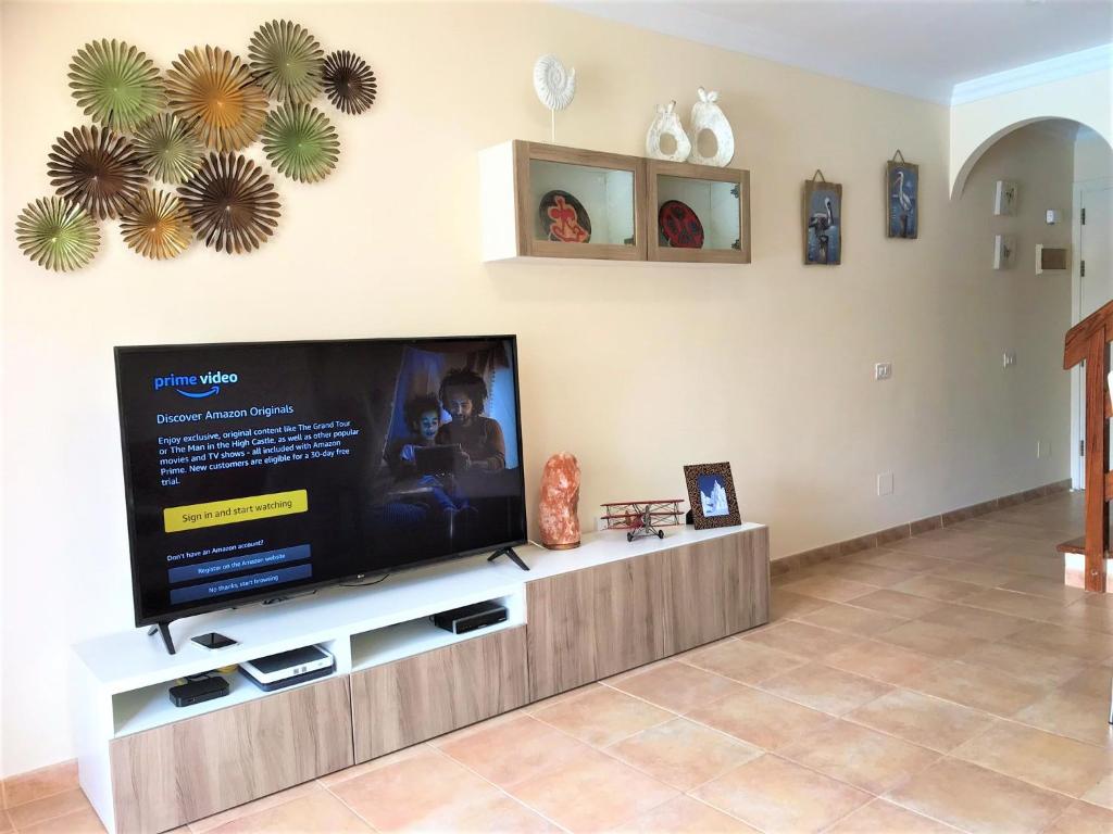 TV a/nebo společenská místnost v ubytování CURA MARINA - Exclusive Duplex, Pool and Garden, Beach at 50 mt, WiFi 450 Mbps,