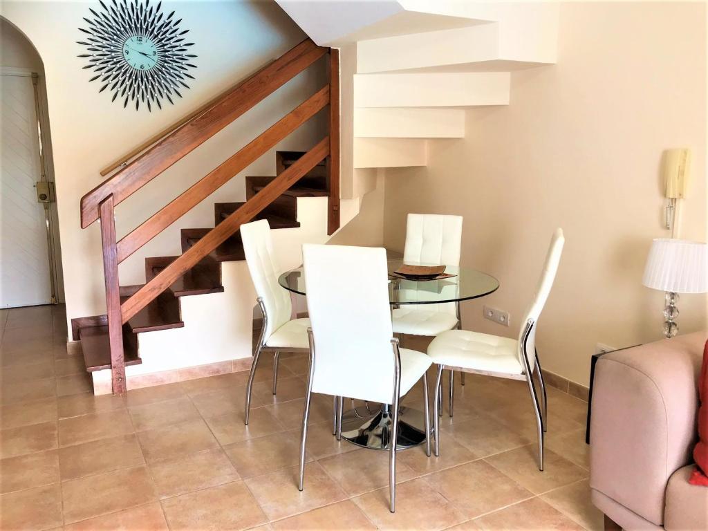 Posezení v ubytování CURA MARINA - Exclusive Duplex, Pool and Garden, Beach at 50 mt, WiFi 450 Mbps,