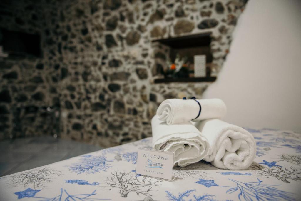 einen Stapel Handtücher auf dem Bett in der Unterkunft Cilento Apartment in Villammare