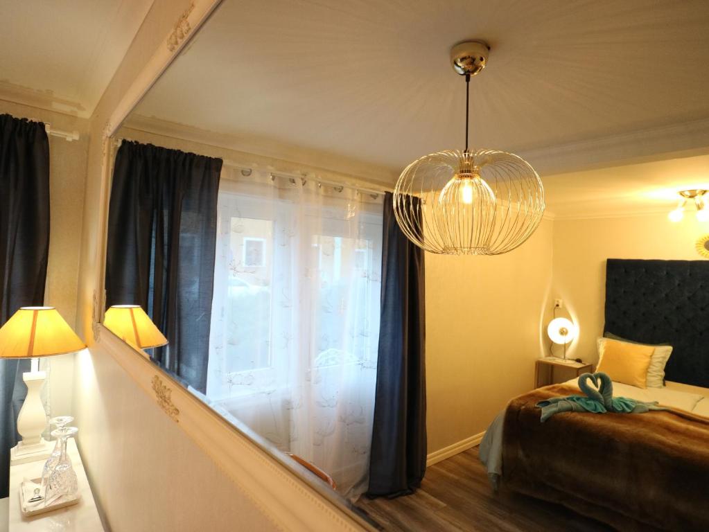 TV a/nebo společenská místnost v ubytování Vänerport Lakefront Hotell
