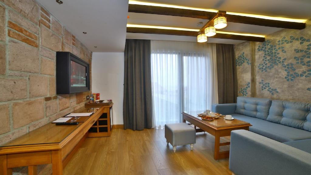 A television and/or entertainment centre at Yılsam Sultanahmet Hotel