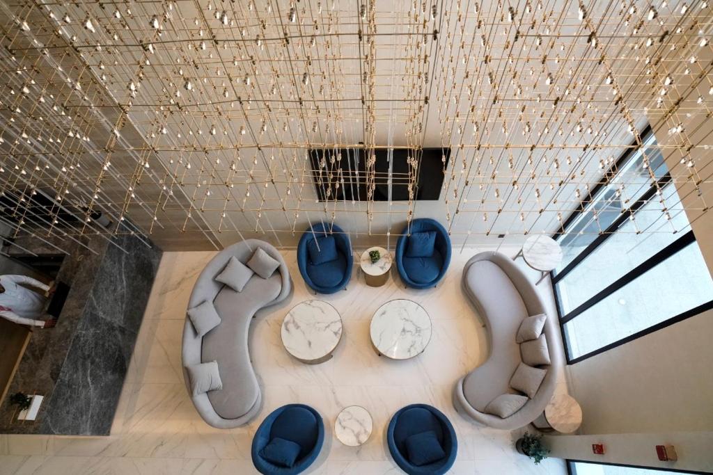una vista aérea de una habitación con sillas y mesas en فيفيان بارك الروابى Vivian Park Al Rawabi, en Riad