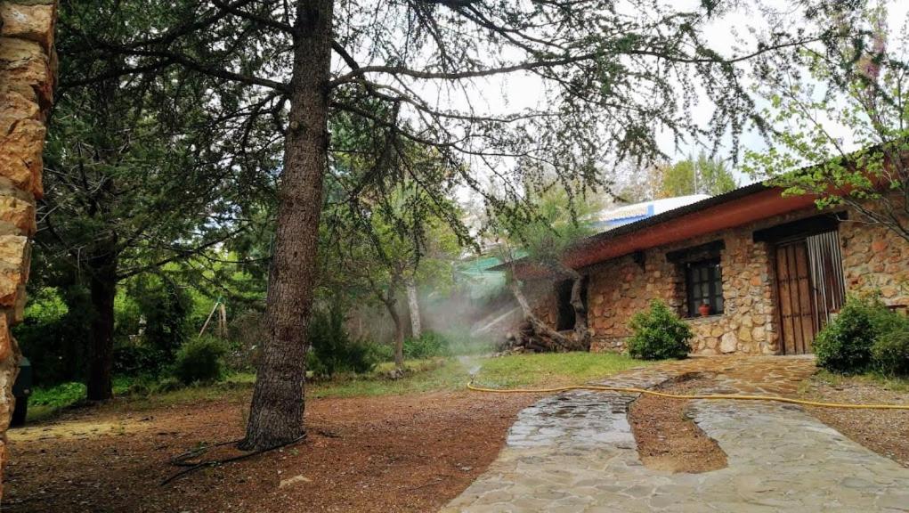 una casa con una manguera de incendios delante de ella en La Cabaña de Piedra en Ruidera