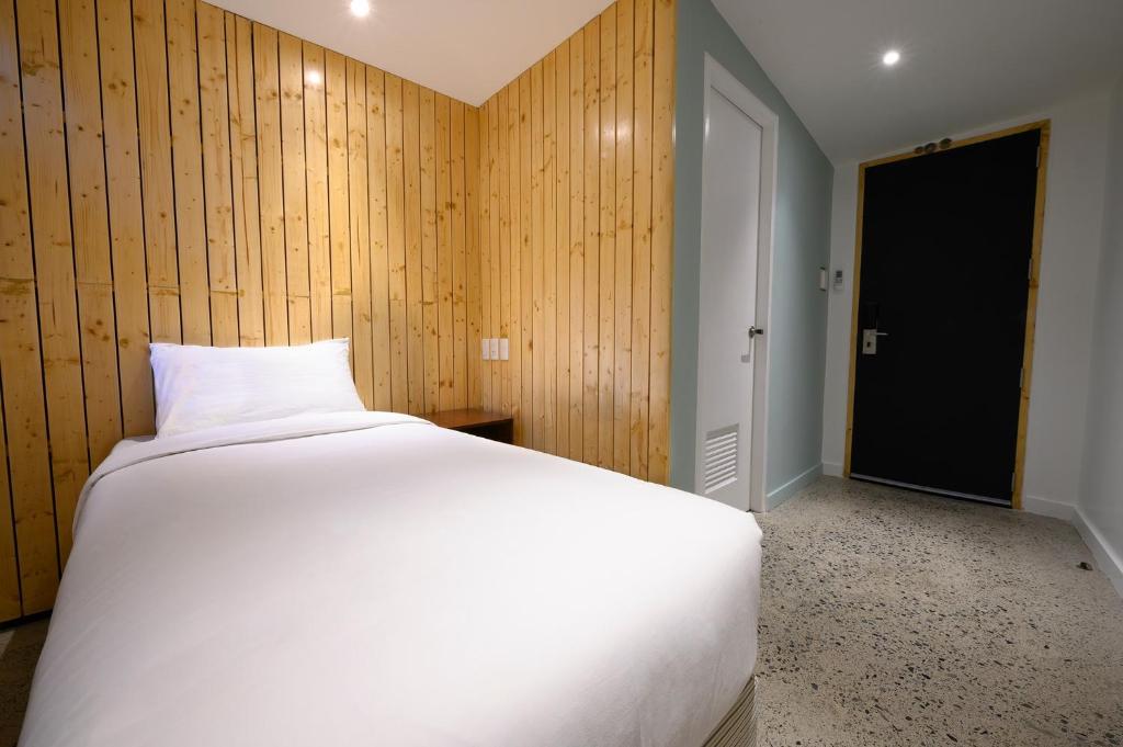 Postel nebo postele na pokoji v ubytování G1 Lodge