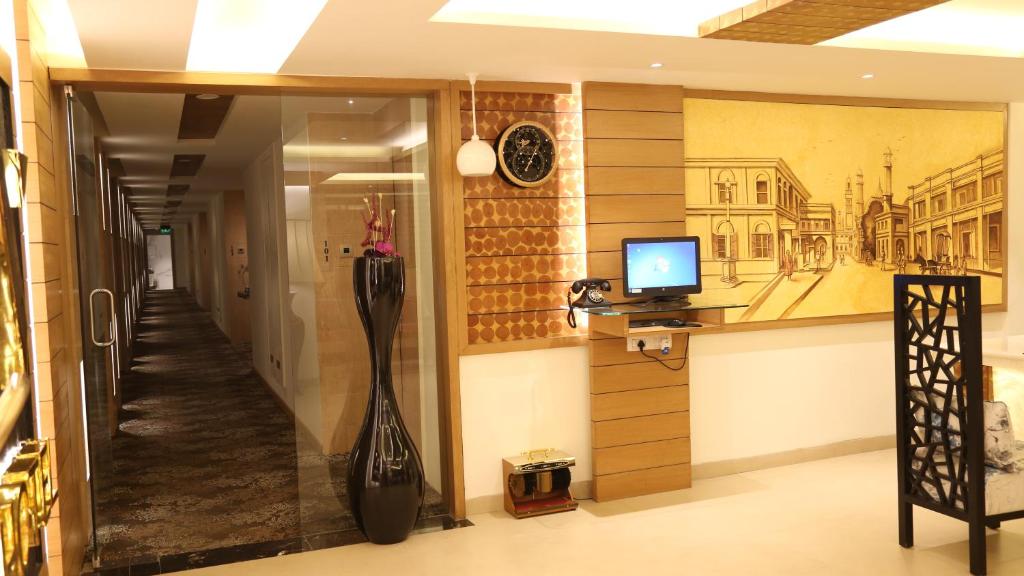 HOTEL V في لاكناو: غرفة مع غيتار كبير على الحائط