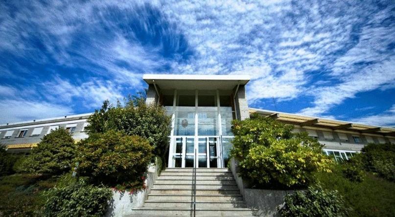 un edificio con escaleras delante de un edificio en ARNOIA CALDARIA HOTEL Y BALNEARIO, en Arnoia