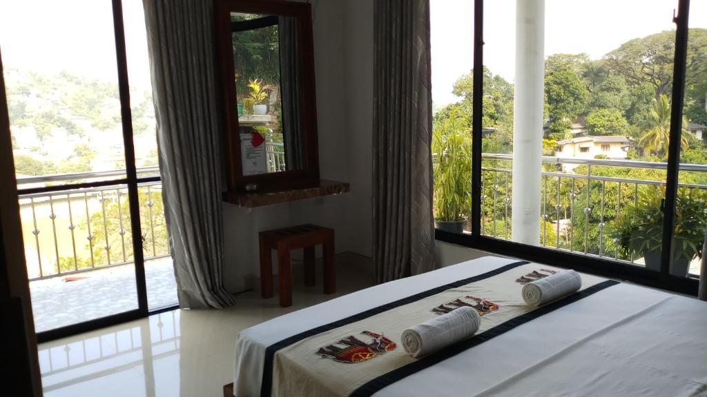 Postel nebo postele na pokoji v ubytování Shani Residence Kandy