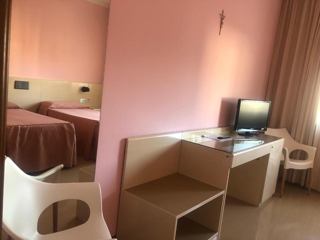 TV a/nebo společenská místnost v ubytování Albergo Casa dell'Ospite