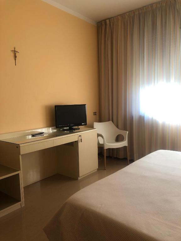 TV a/nebo společenská místnost v ubytování Albergo Casa dell'Ospite