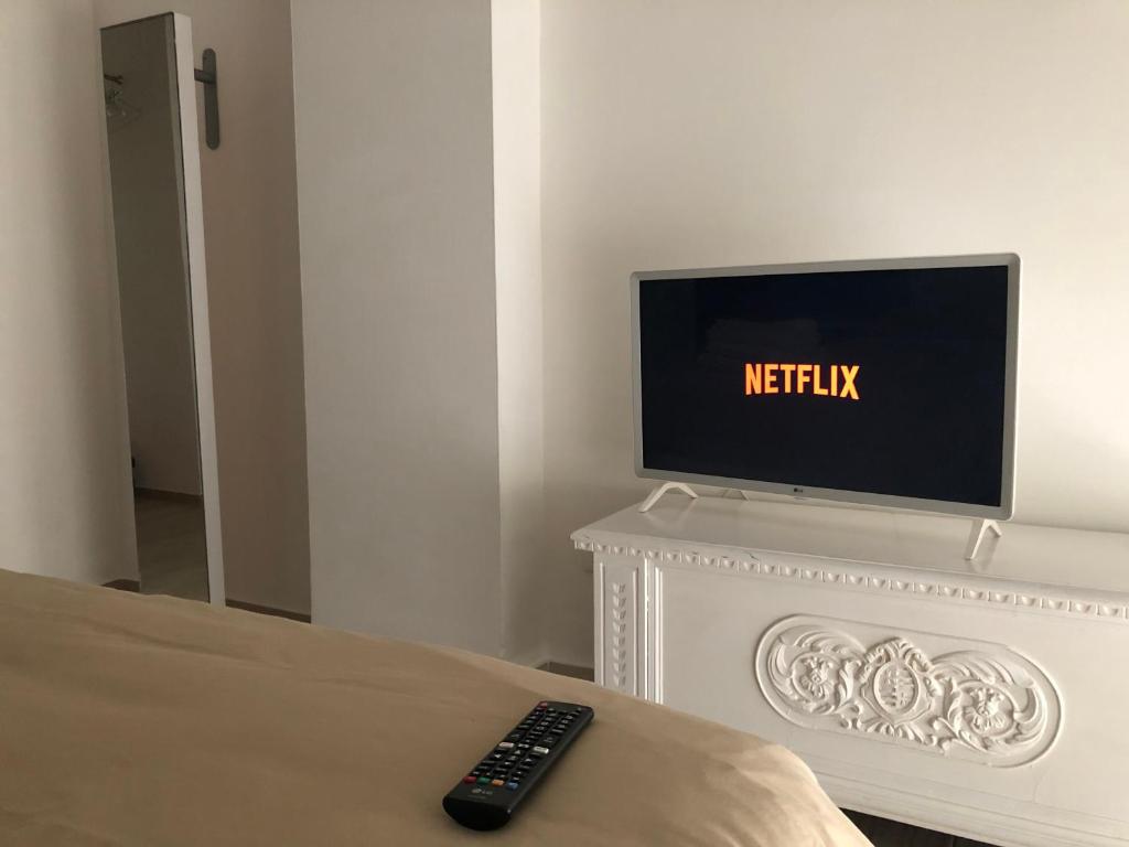 A television and/or entertainment centre at Piano B Apartment