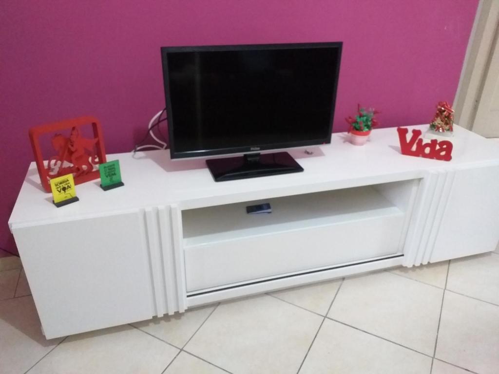 a white desk with a tv on top of it at Apartamento em Santos in Santos