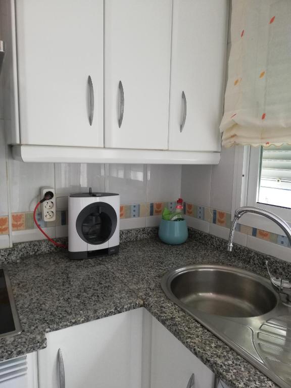 Kuchyňa alebo kuchynka v ubytovaní LUJOSO ADOSADO de TRES HABITACIONES en VERA PLAYA A 200 METROS DEL MAR