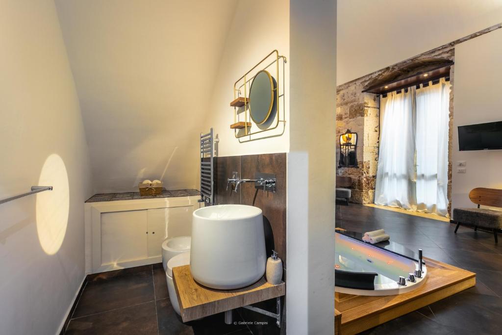 TV a/nebo společenská místnost v ubytování GARIBALDI MAISON DE CHARME