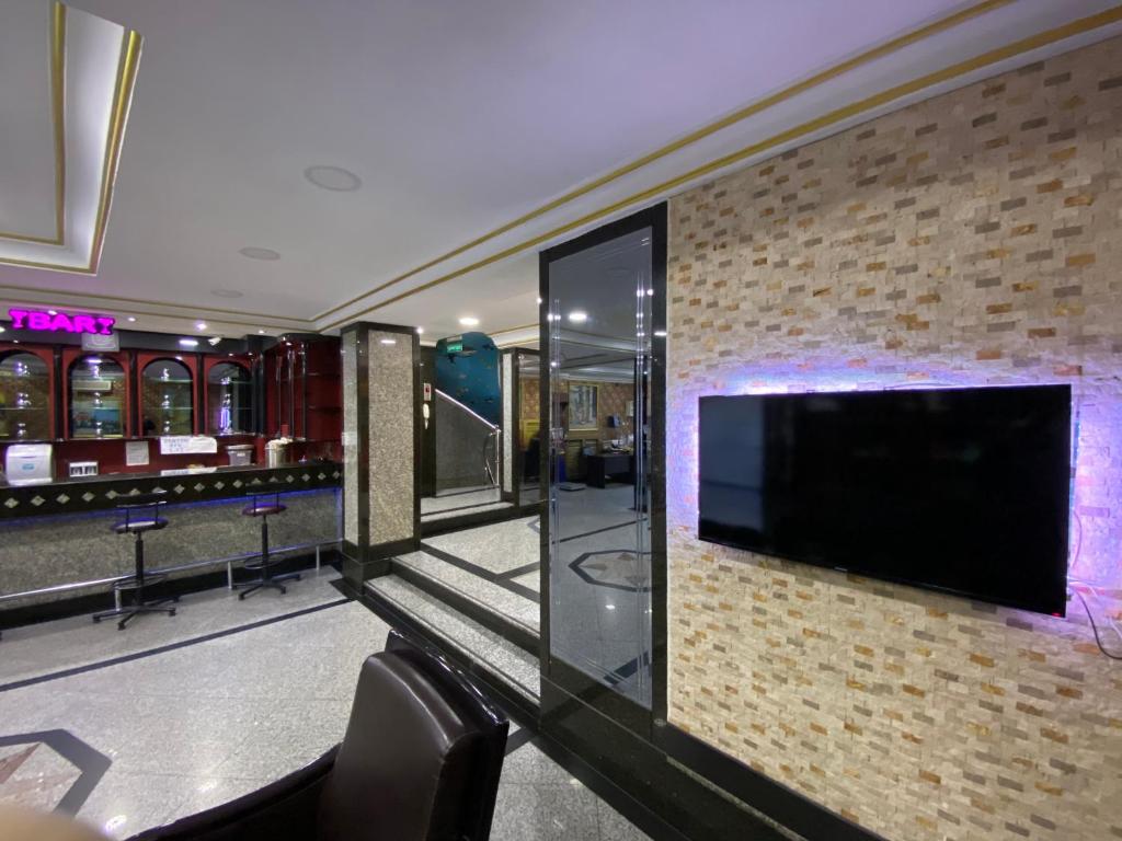 TV a/nebo společenská místnost v ubytování Grand Oral Hotel