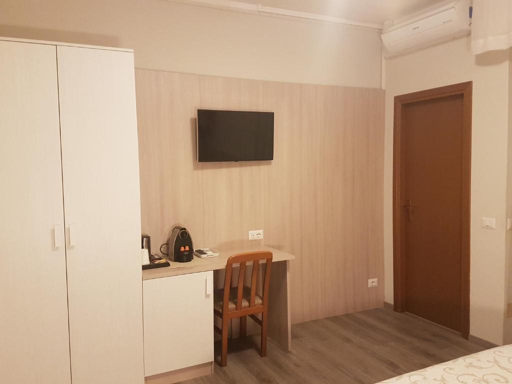 TV a/nebo společenská místnost v ubytování Albergo Paradiso