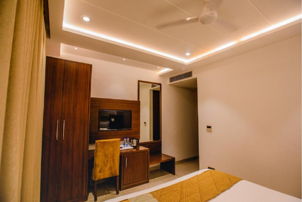 Postel nebo postele na pokoji v ubytování Hotel Ten Square, India