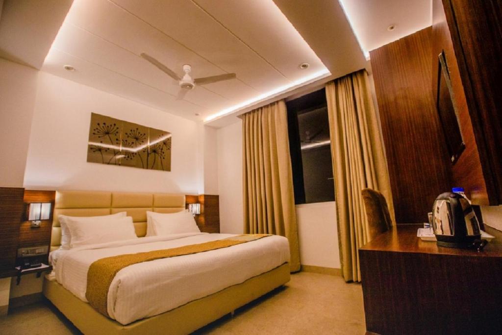 Postel nebo postele na pokoji v ubytování Hotel Ten Square, India