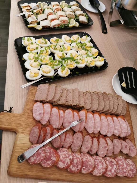 Jedlo v ubytovaní bed & breakfast alebo blízkom okolí