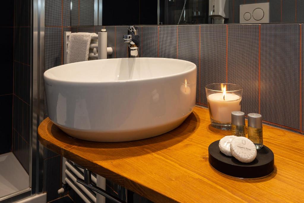 A bathroom at Tula Inn