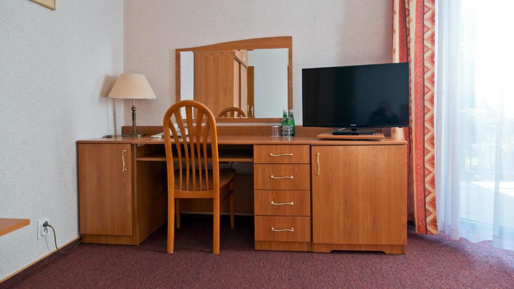 Televízia a/alebo spoločenská miestnosť v ubytovaní Hotel Kama Park