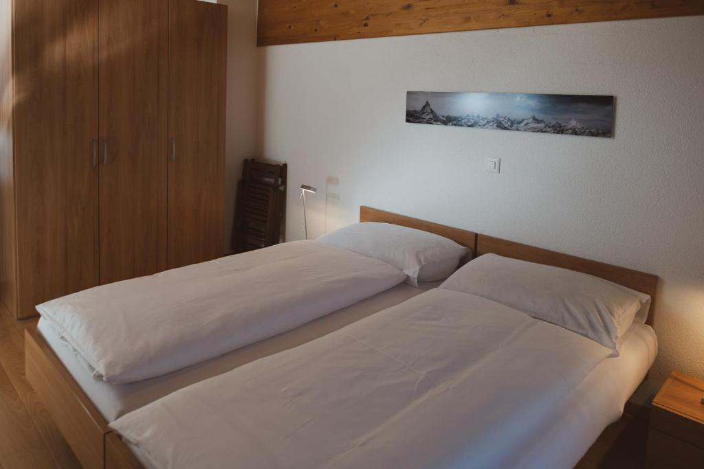 two twin beds in a bedroom with at Haus Mischabel in Zermatt