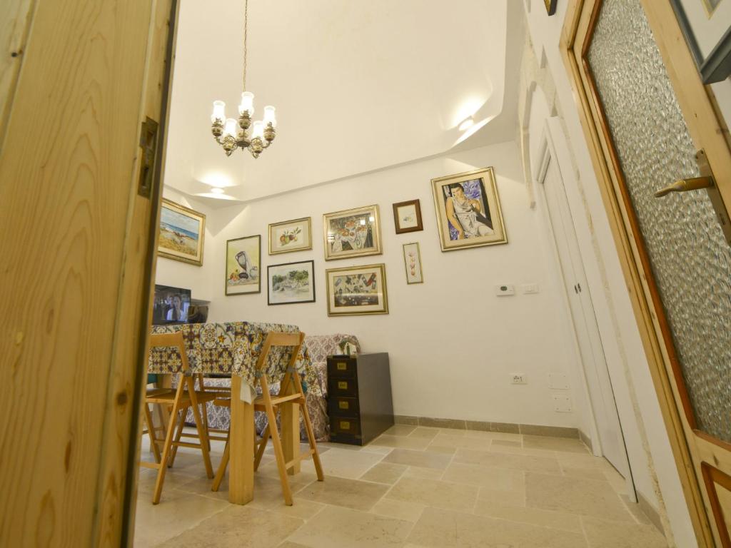 A television and/or entertainment centre at Ostuni Guest House