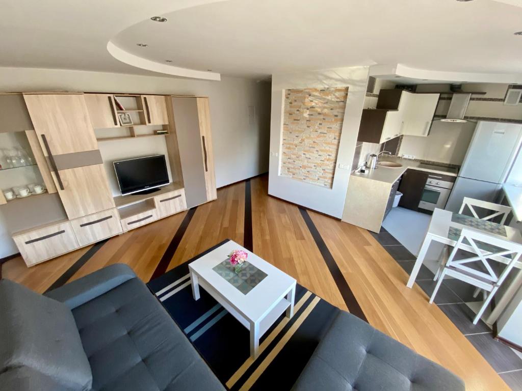 sala de estar con sofá y mesa en Dange apartment en Šiauliai