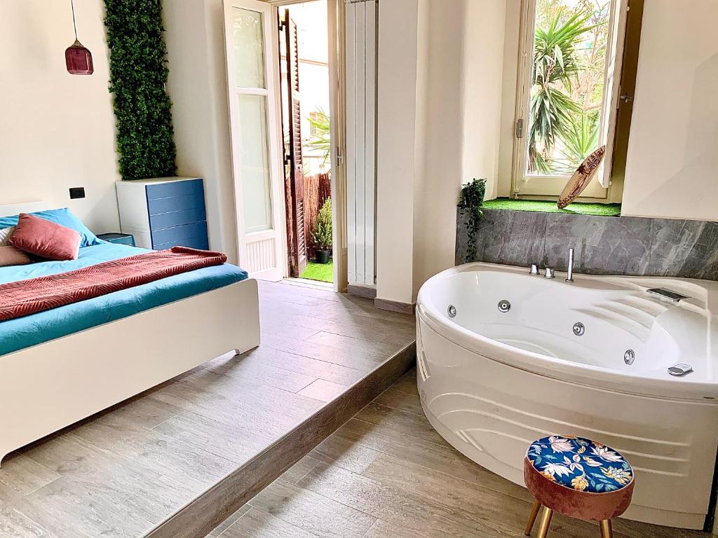 een badkamer met een bed en een bad in een kamer bij AJ Lux Apartments in Catania