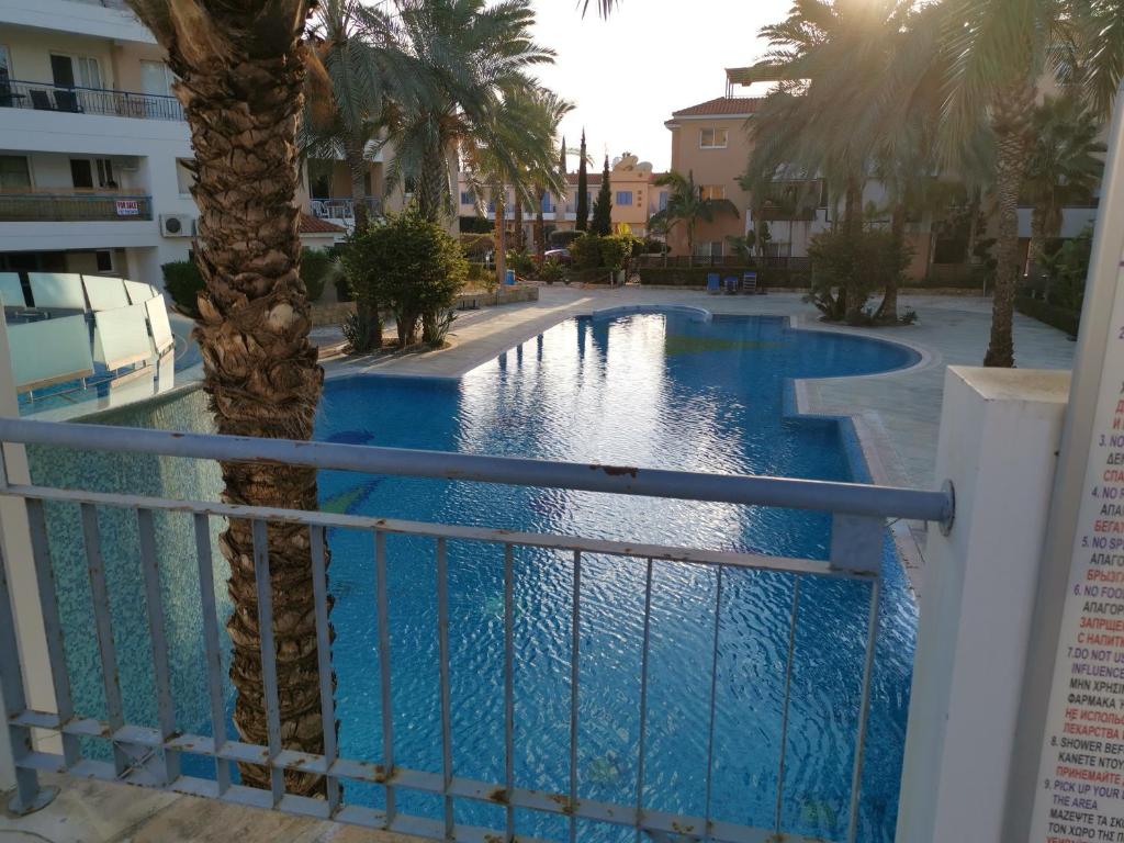 Bazén v ubytování IRIS VILLAGE, NEAR KINGS AVENUE MALL - By IMH Travel & Tours nebo v jeho okolí