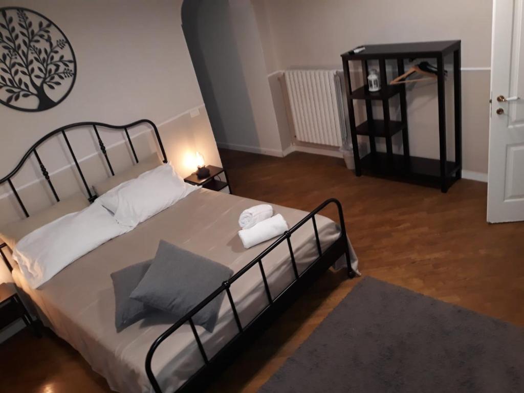 ein Schlafzimmer mit einem großen Bett und einem schwarzen Regal in der Unterkunft Vesuviane 'E Belle 'Mbriane B&B in Neapel
