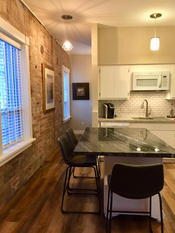 Kuchyň nebo kuchyňský kout v ubytování Bisbee Brownstone Suites