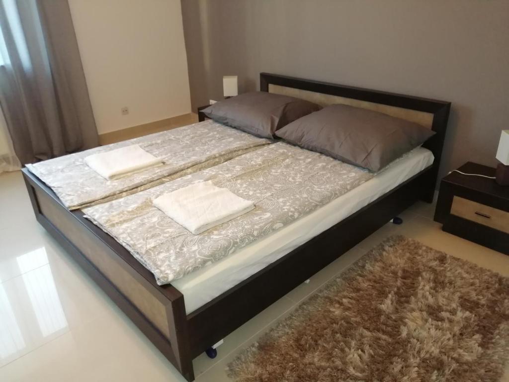 ein Bett mit zwei Kissen darauf in einem Schlafzimmer in der Unterkunft Apartament Równica in Ustroń