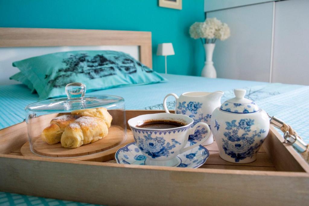ein Tablett mit Kaffee und Croissants sowie einer Tasse Kaffee in der Unterkunft Apartment Dadi in Cetinje
