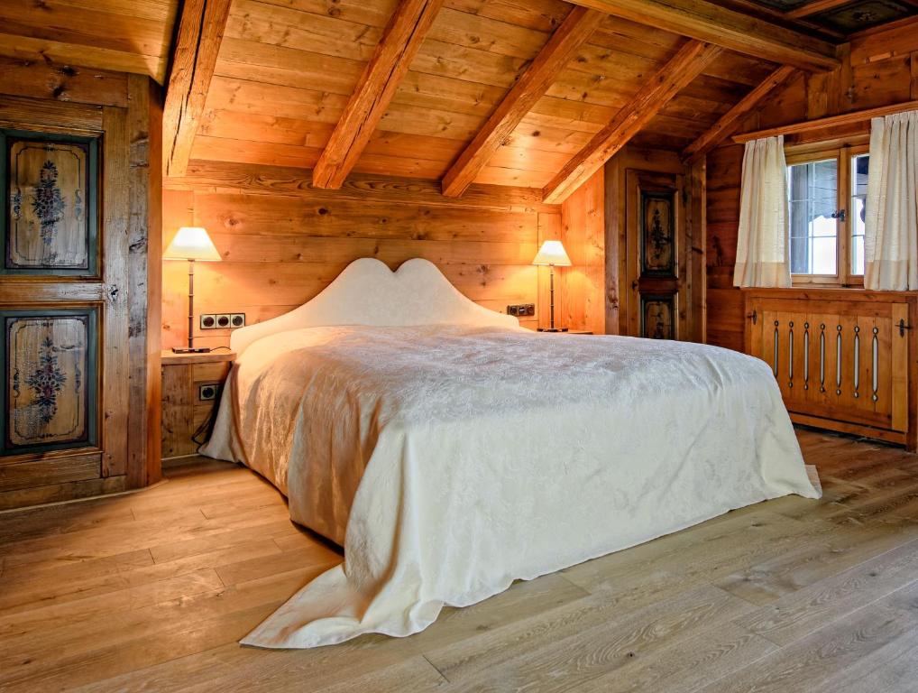 ein Schlafzimmer mit einem Bett in einer Holzhütte in der Unterkunft Freihaus Brenner in Bad Wiessee