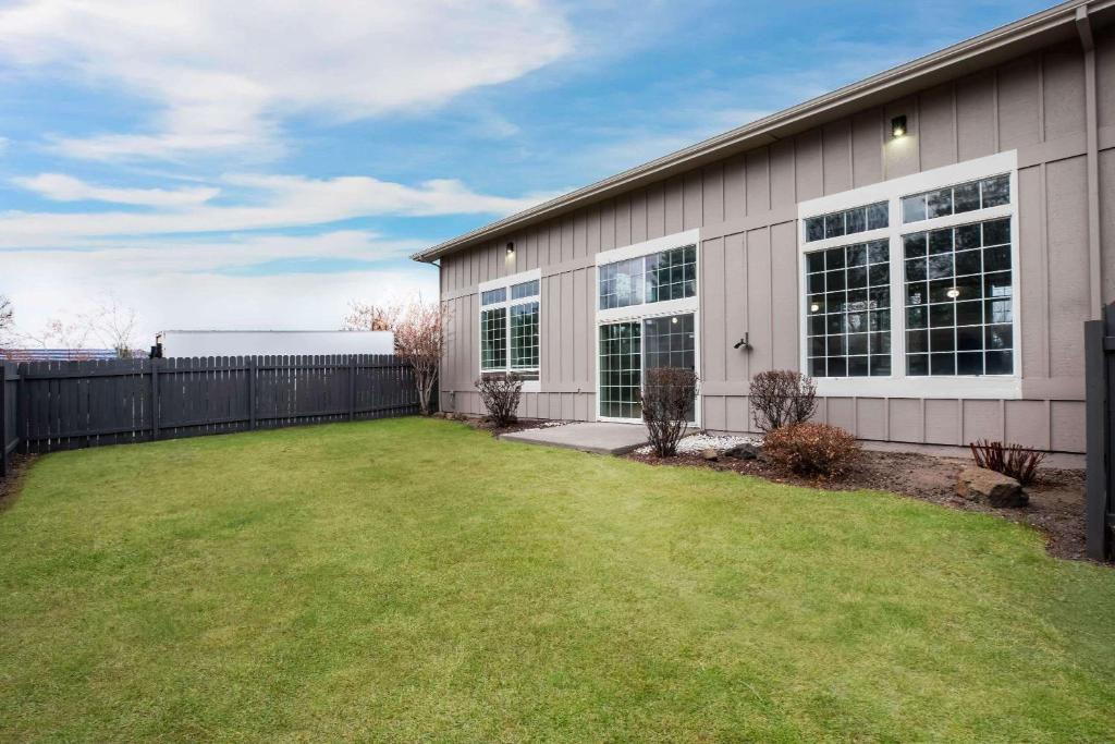 a large yard in front of a house at La Quinta Inn by Wyndham Bend in Bend