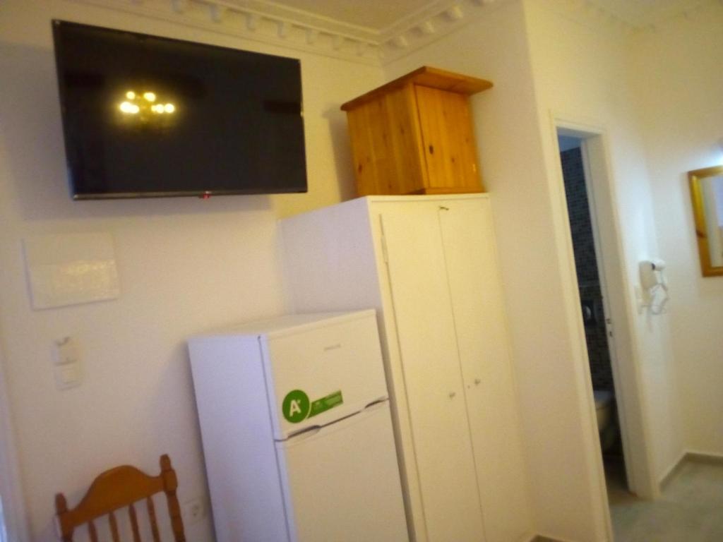 Una televisión o centro de entretenimiento en Hotel Perissa