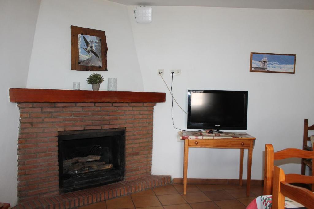 TV a/nebo společenská místnost v ubytování Apartamentos Rurales Rosendo: El Tomillo