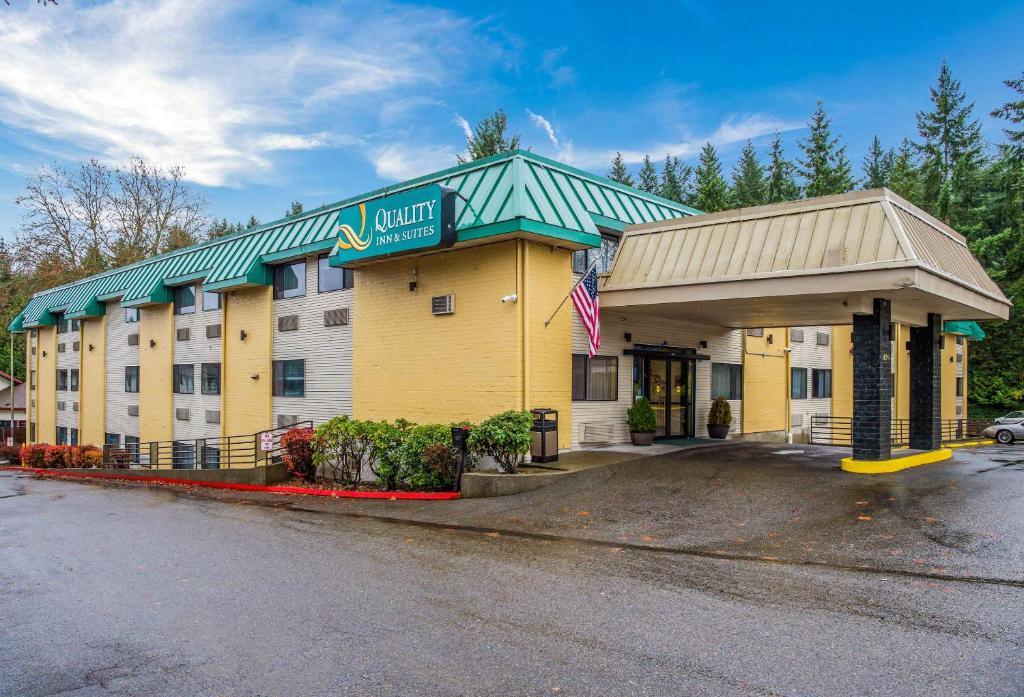 レイシーにあるQuality Inn & Suites Lacey Olympiaの表面に看板が出たホテルの建物