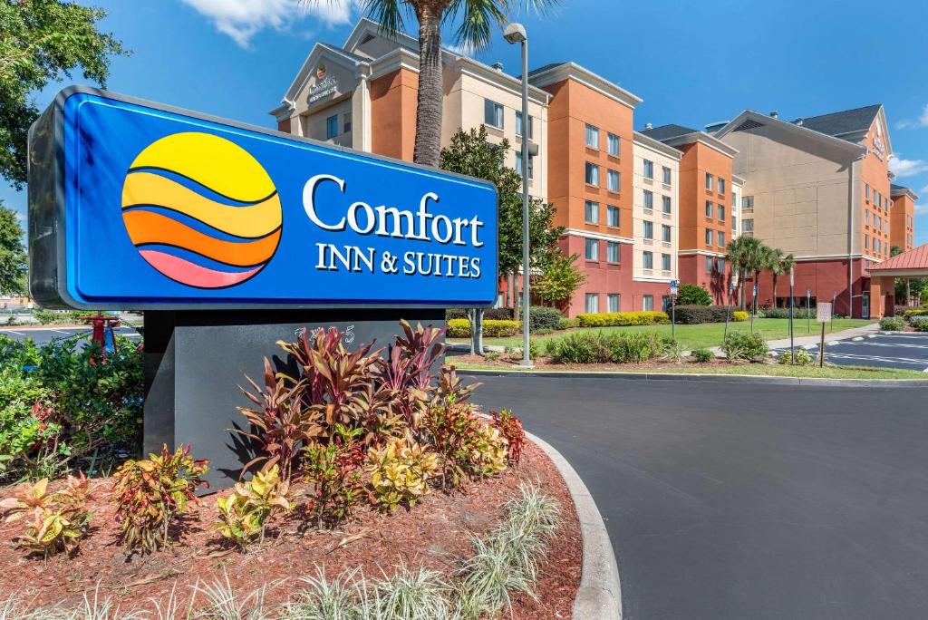 um sinal para uma estalagem e suites confortáveis em Comfort Inn & Suites Near Universal Orlando Resort-Convention Ctr em Orlando