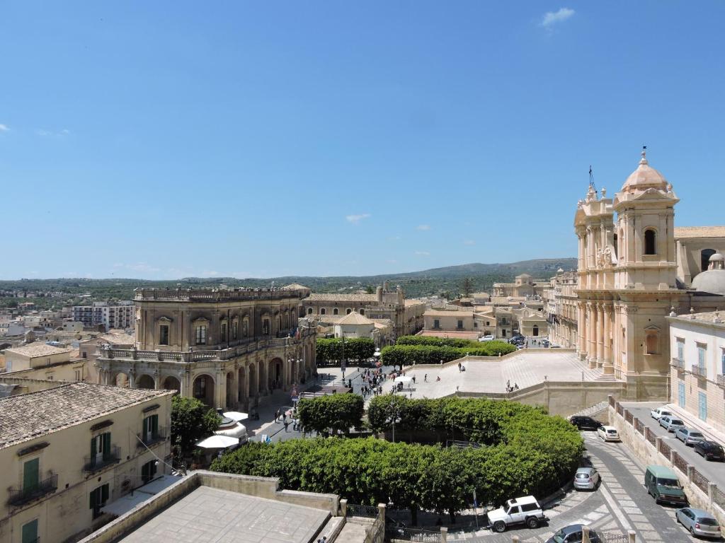 vista sulla città dal tetto di un edificio di AMECASA a Noto