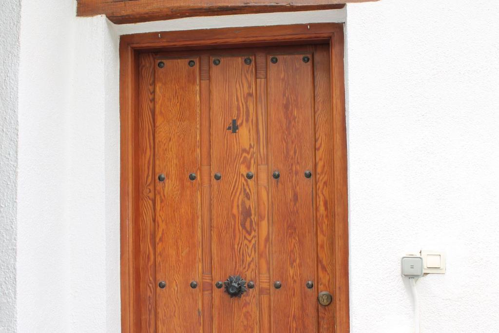 eine Holztür an der Seite eines Gebäudes in der Unterkunft Apartamento Rurales Rosendo: Poleo Menta in Capileira