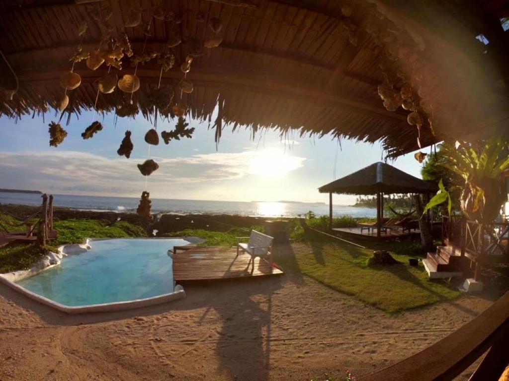 vista para uma piscina num resort em Simeulue Surflodges em Lasikin