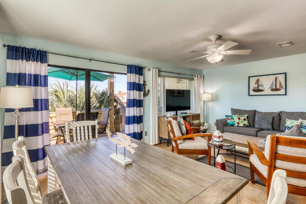 Pensacola Beach Condos في شاطئ بينساكولا: غرفة معيشة مع طاولة وأريكة