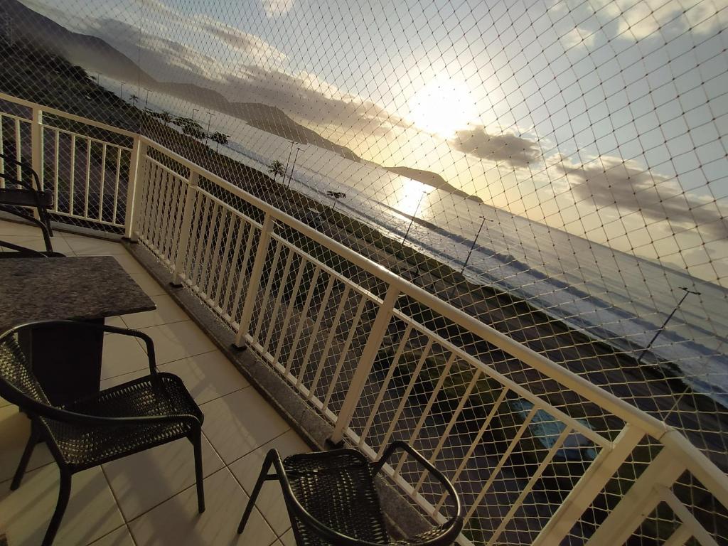uma varanda com vista para a praia e para o oceano em Caraguatatuba de frente para o mar em Caraguatatuba